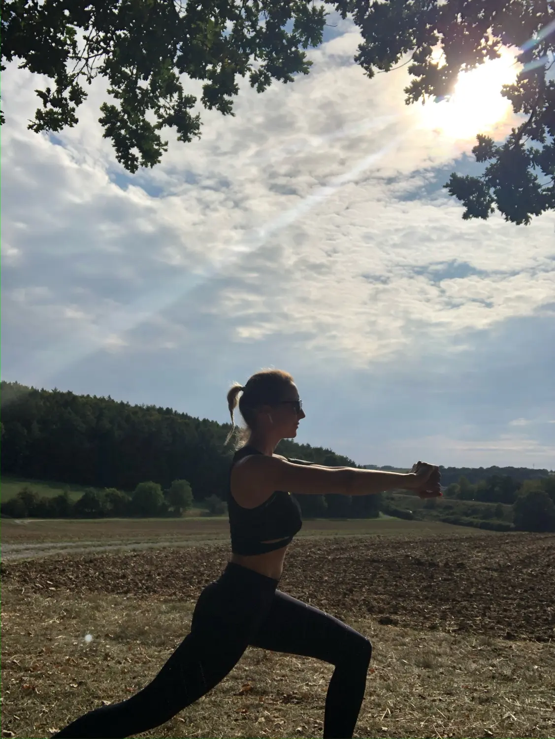 Mädchen macht Yoga und Sport von HeartBEAt 