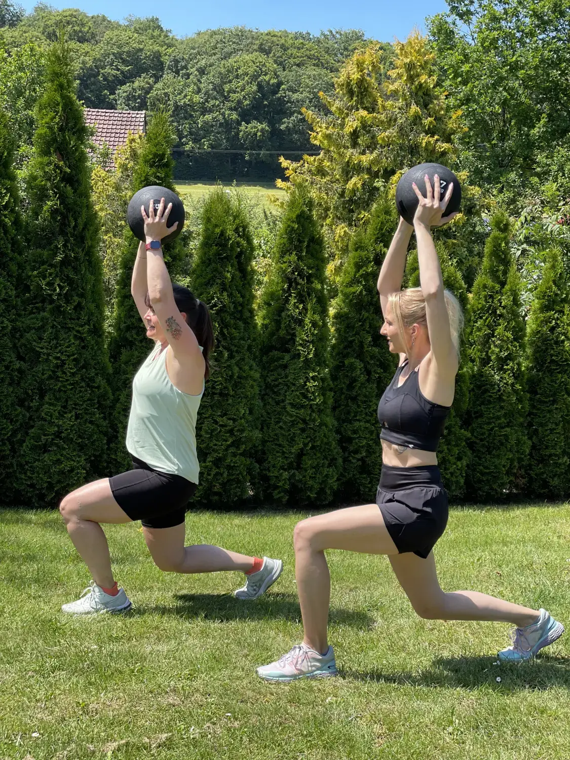 Mädchen macht Yoga und Sport von HeartBEAt 