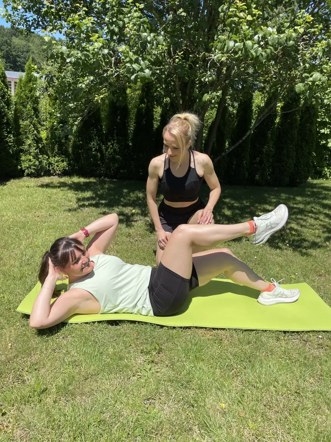 Mädchen macht Yoga und Sport von HeartBEAt 