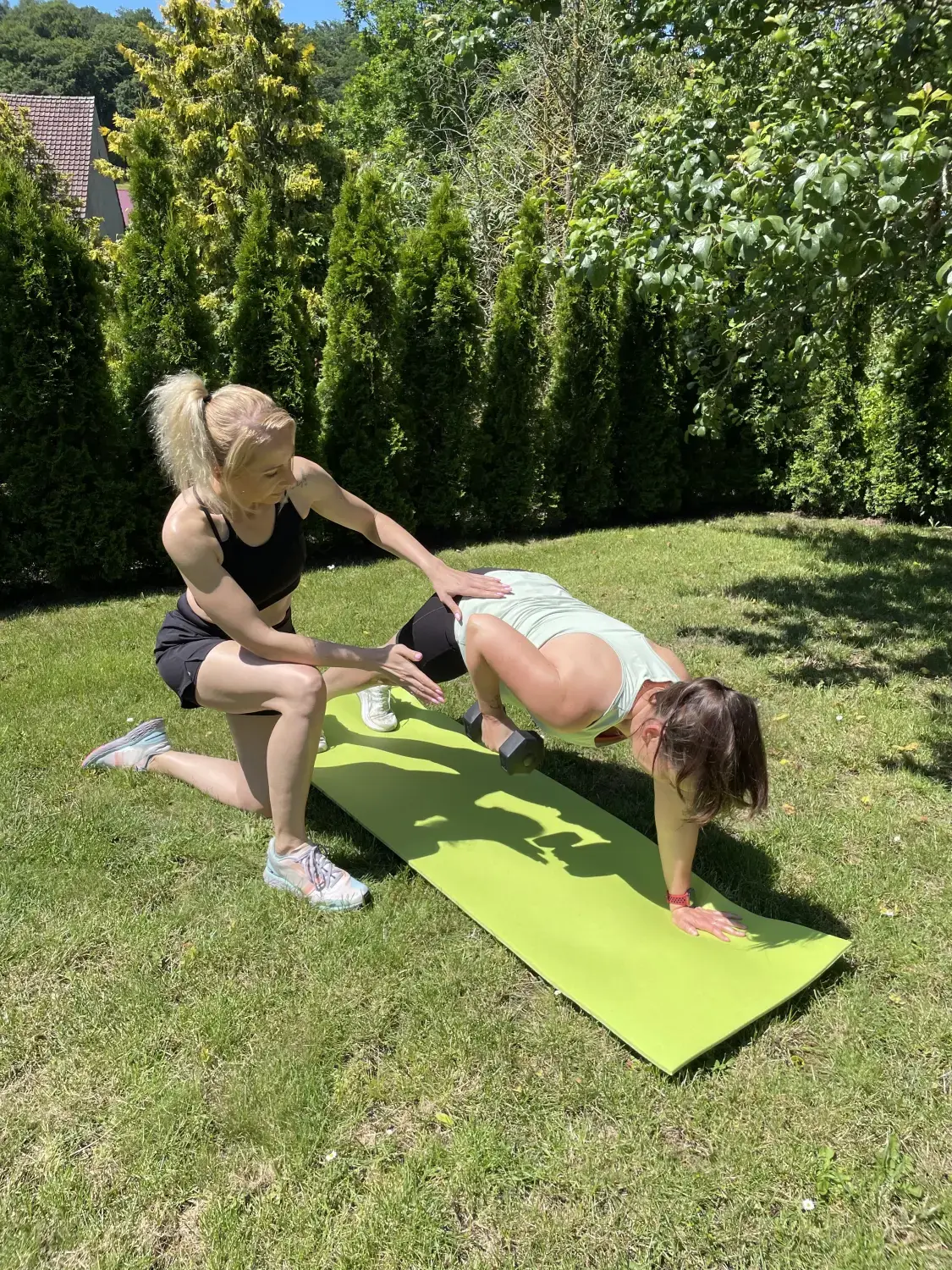 Mädchen macht Yoga und Sport von HeartBEAt 