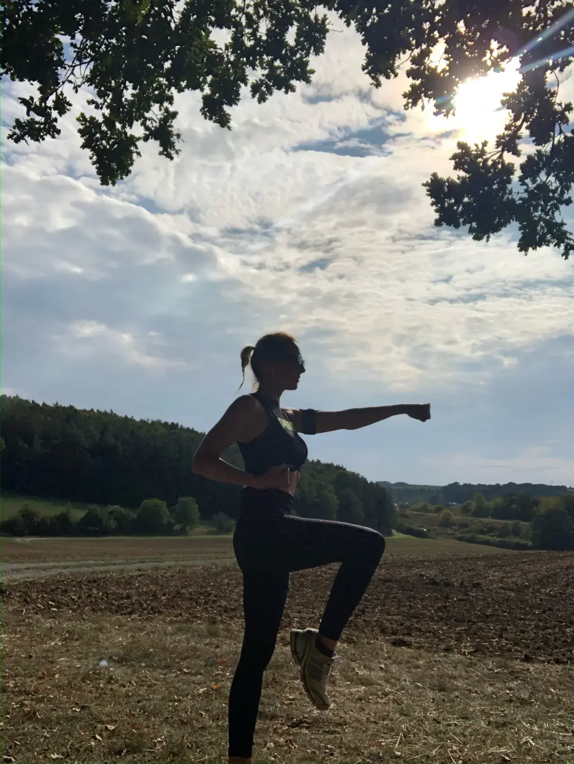 Mädchen macht Yoga und Sport von HeartBEAt 